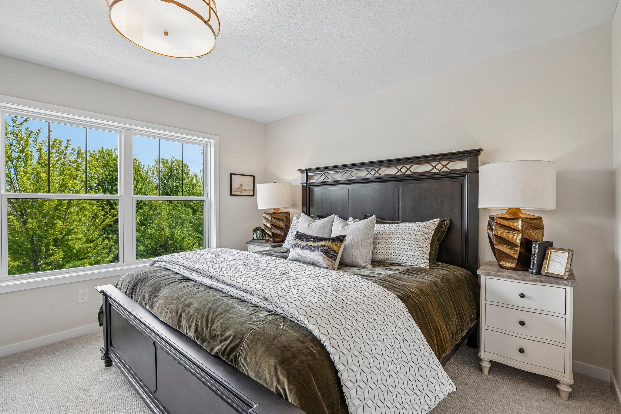 Large windows, allowing so much natural light to come in.