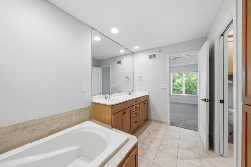 635 Willoughby Way W, Minnetonka, MN 55305