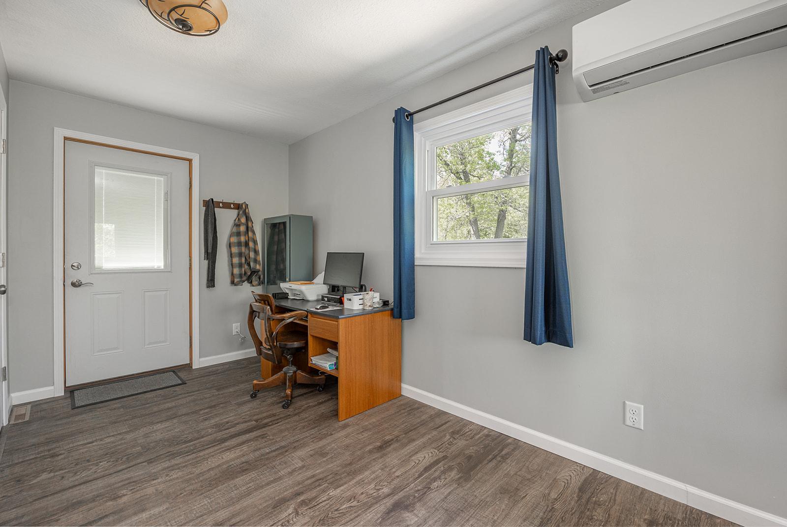 Flex space in main floor bedroom to use as your choose