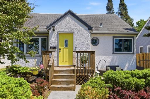 Doesn't that yellow door put a smile on your face?