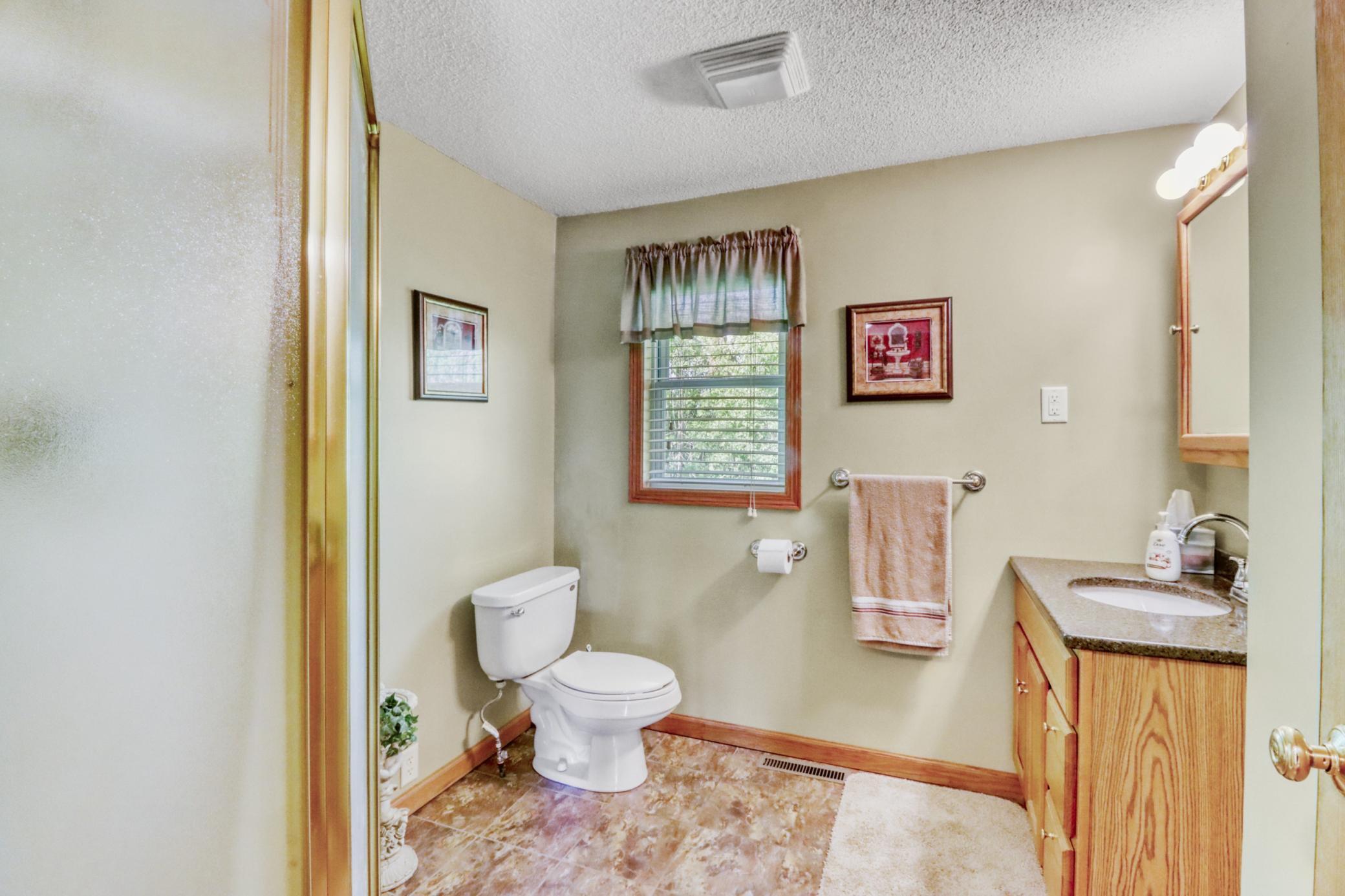 Bathroom 2 .JPG