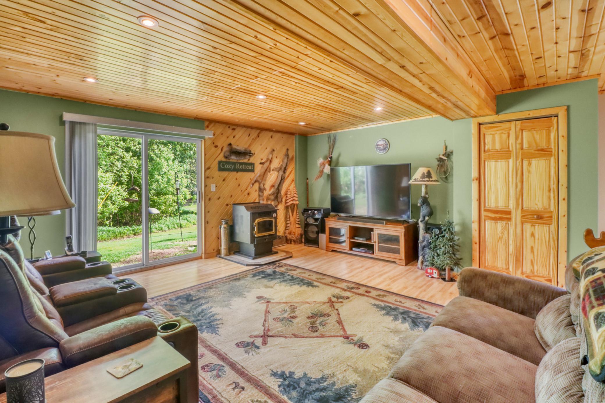 Familyroom1_3 (2).JPG