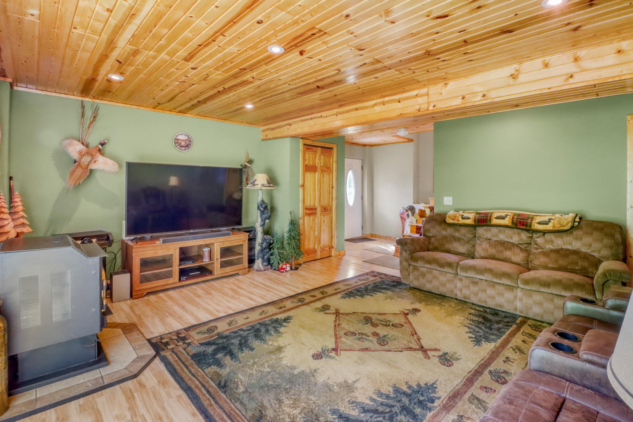 Familyroom1_2.JPG