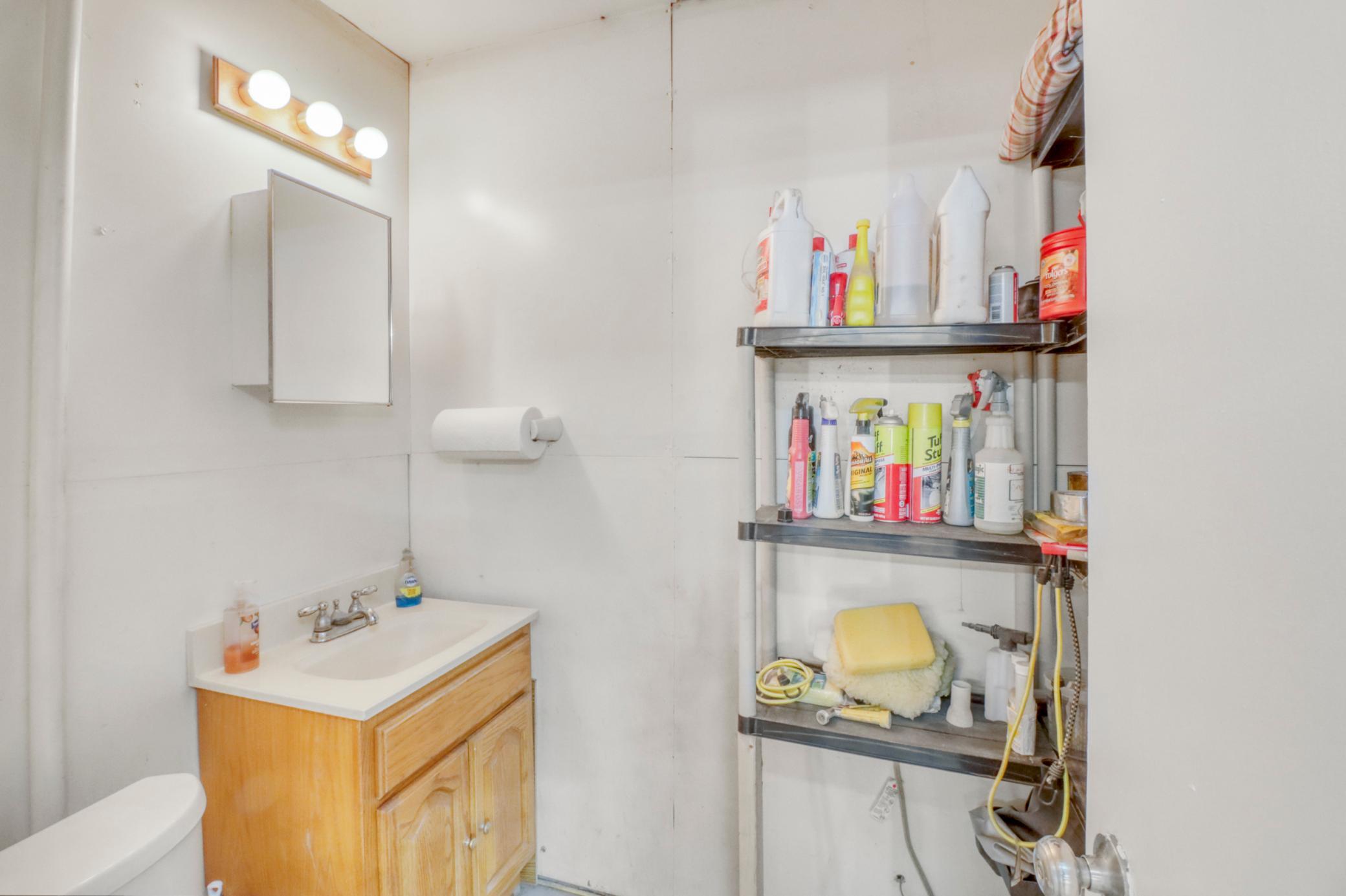 Shop_interior_bathroom1_1 - Copy.JPG
