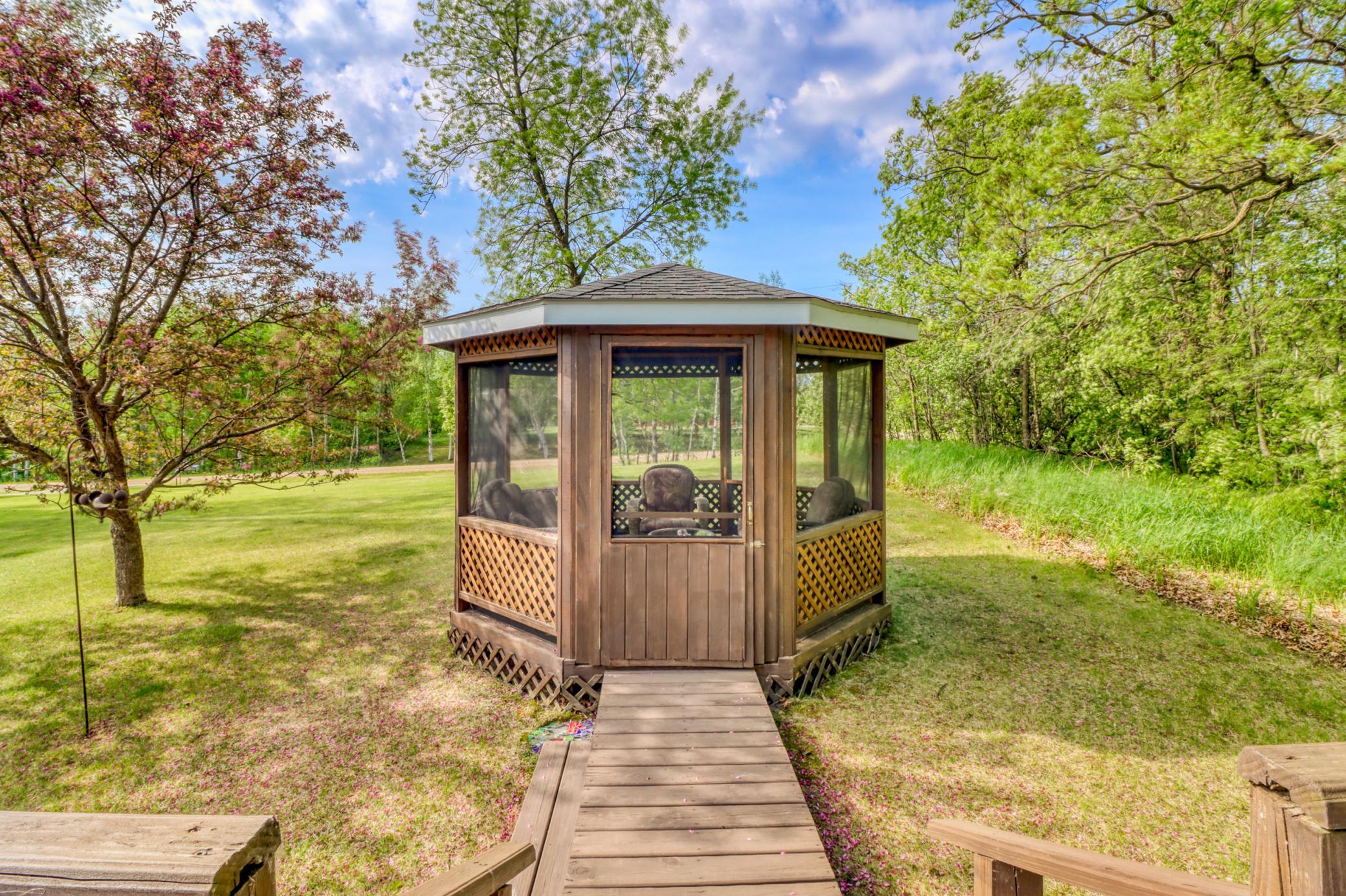 Gazebo1_0.JPG