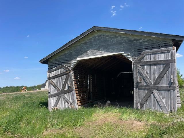 24 wide x 36 deep corn crib with solid flooring in center