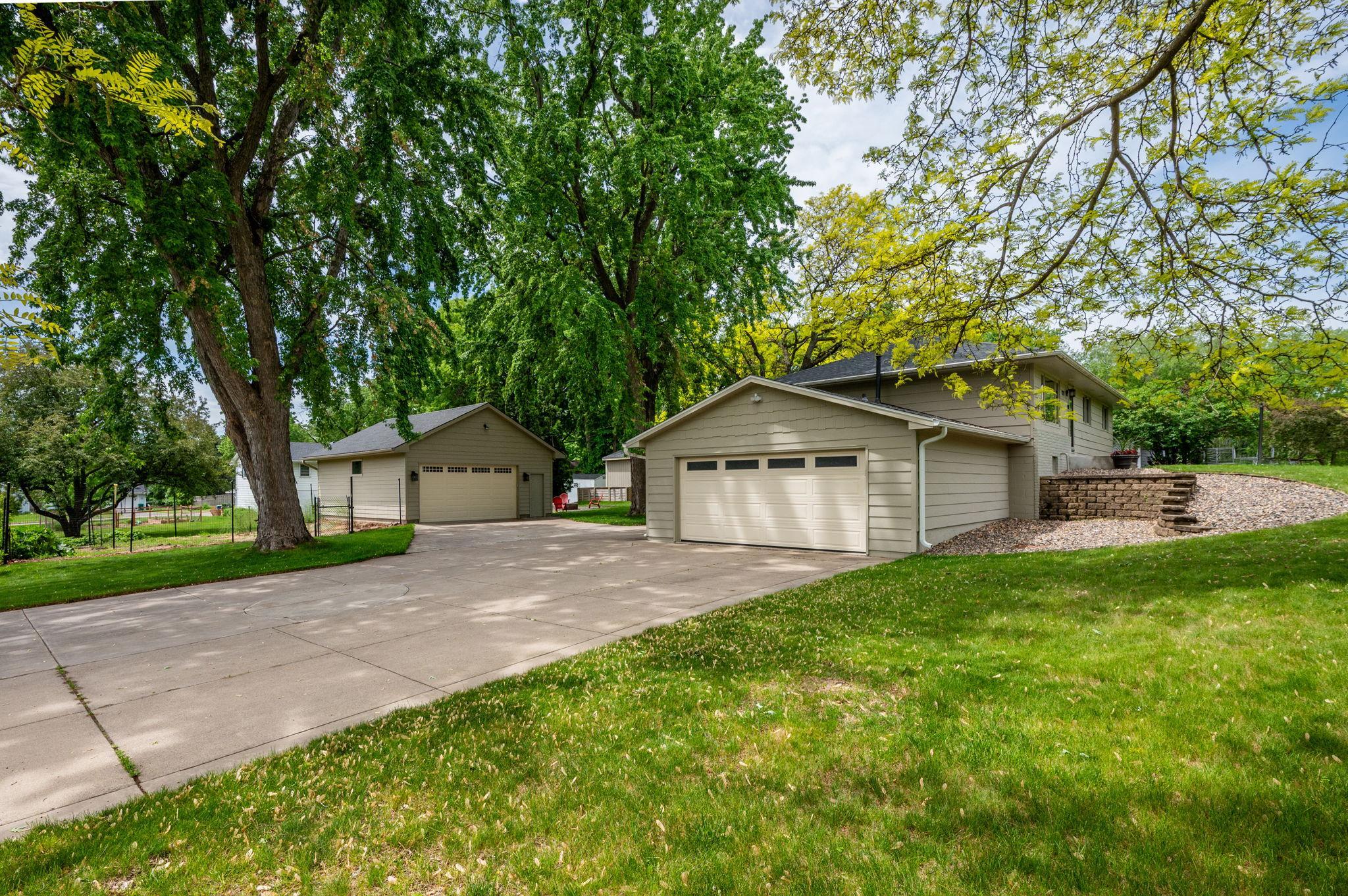 28-web-or-mls-12715-27th-ave-n.jpg