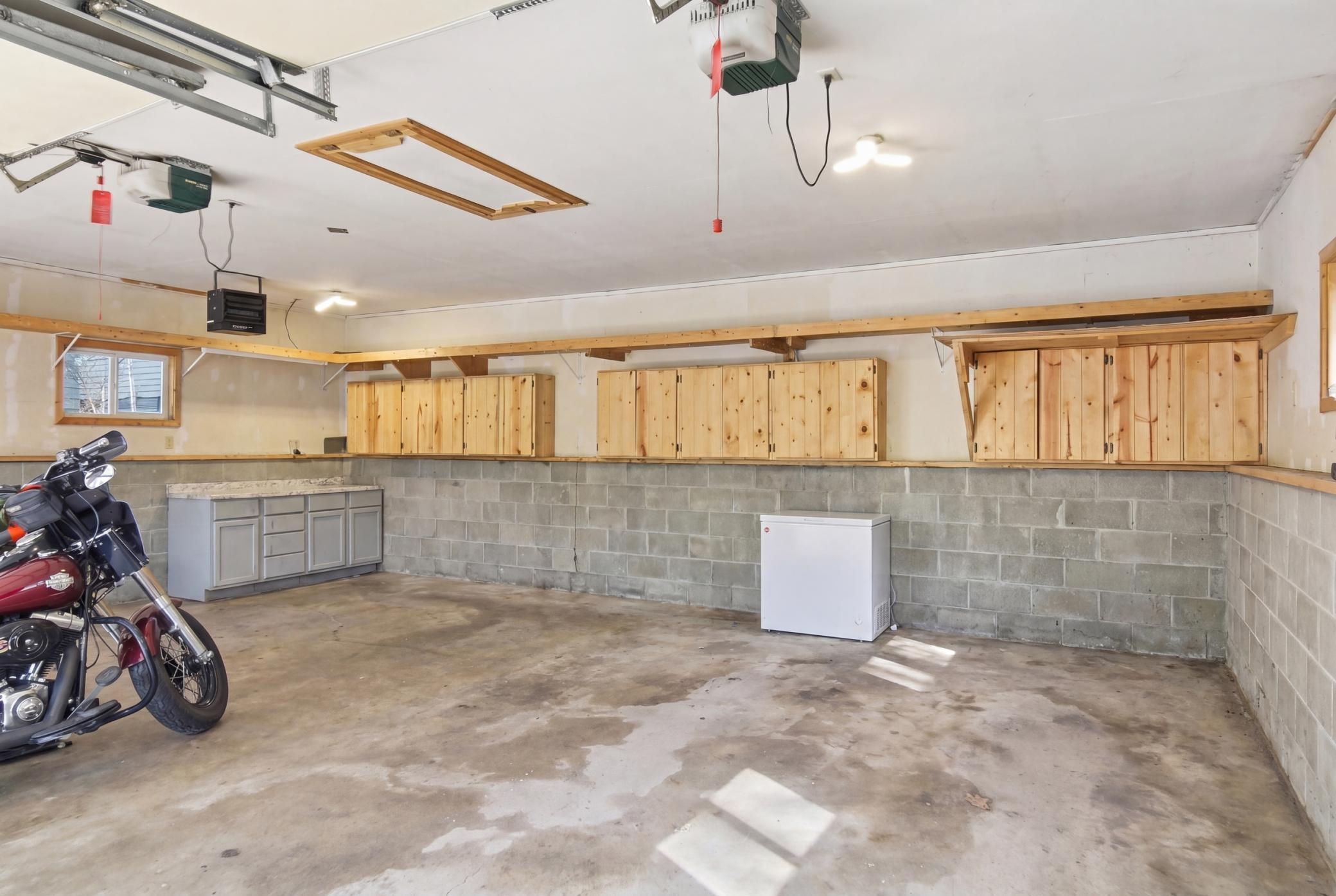 Garage/decluttered