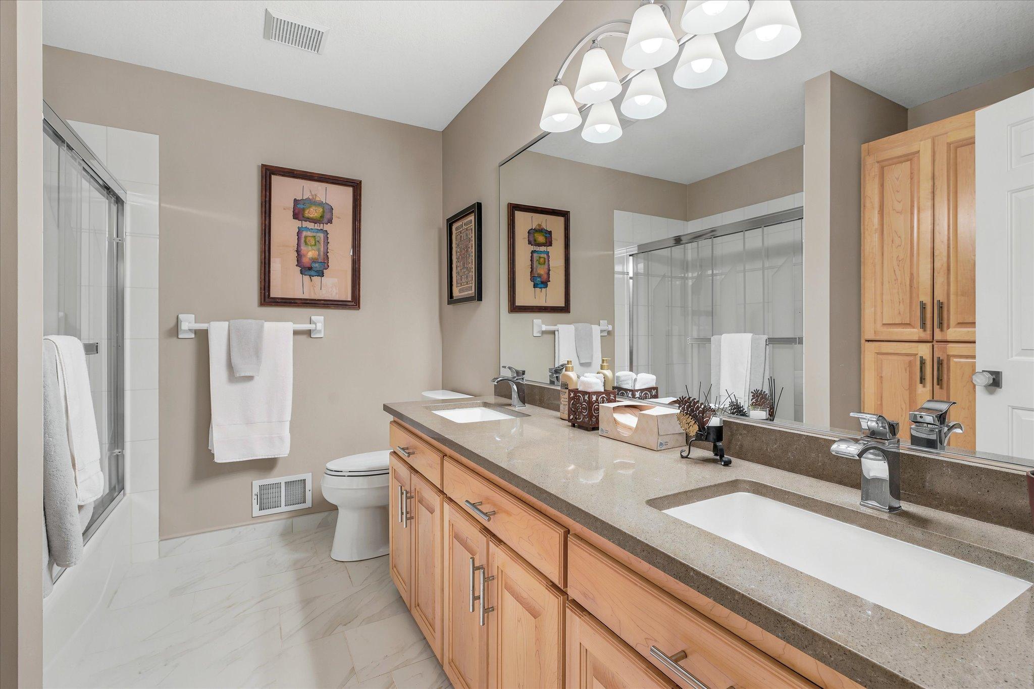 LL Full bath w/double sink vanity