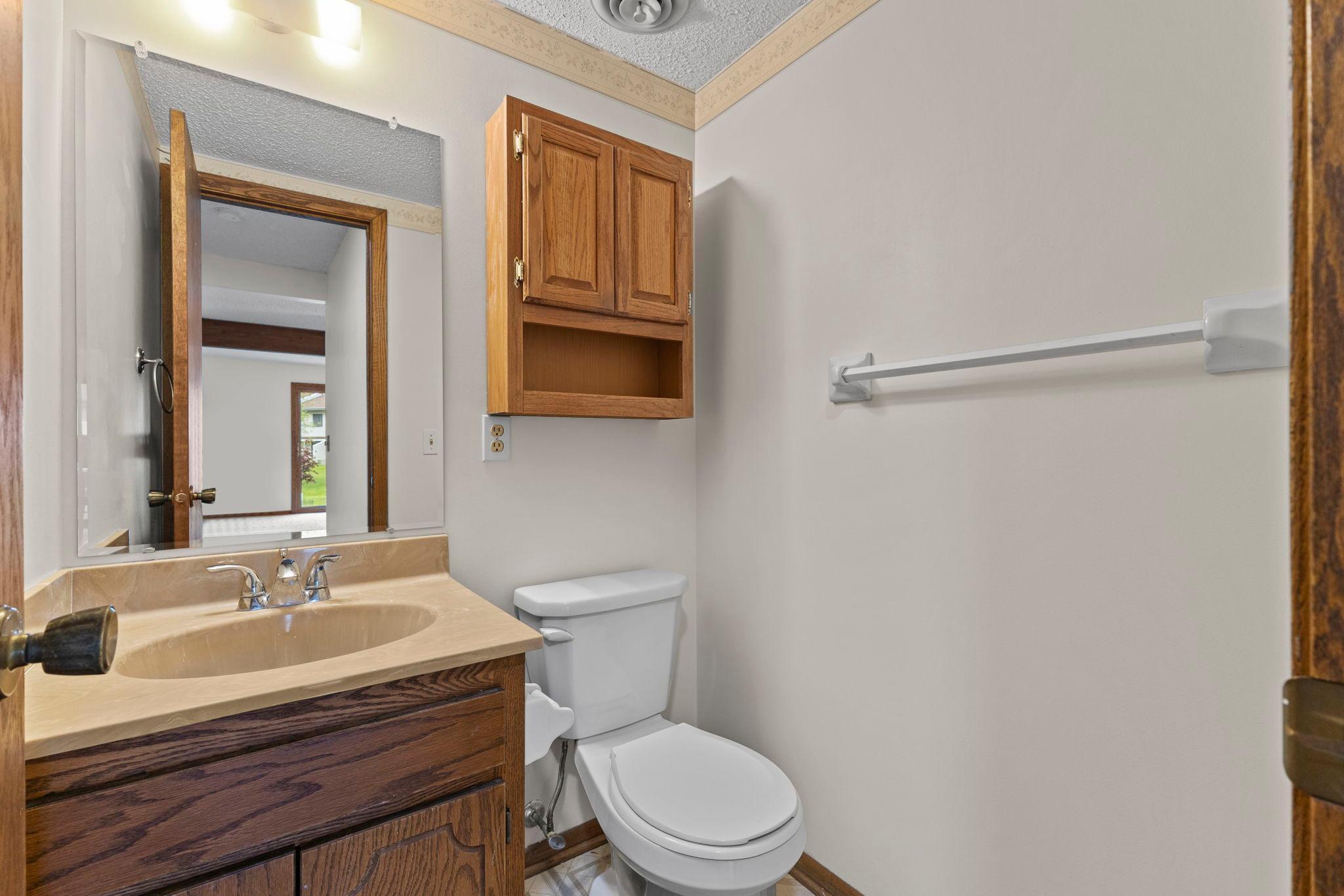 1/2 Bathroom Main lever