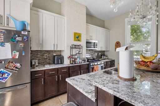 Granite counters, stainless appliances and plenty of cabintery