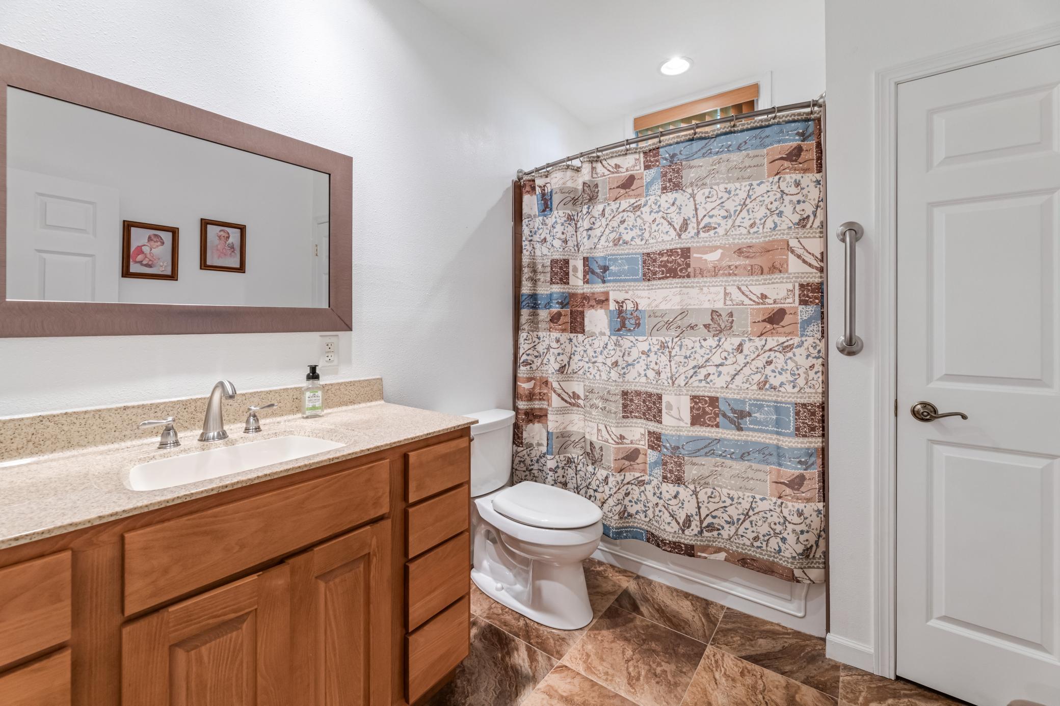 24 bathroom.jpg