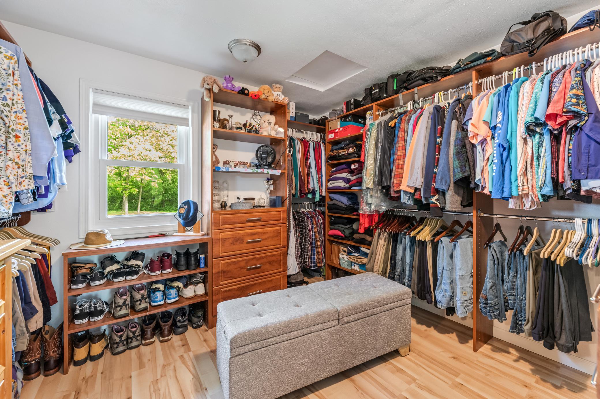 19 primary closet.jpg