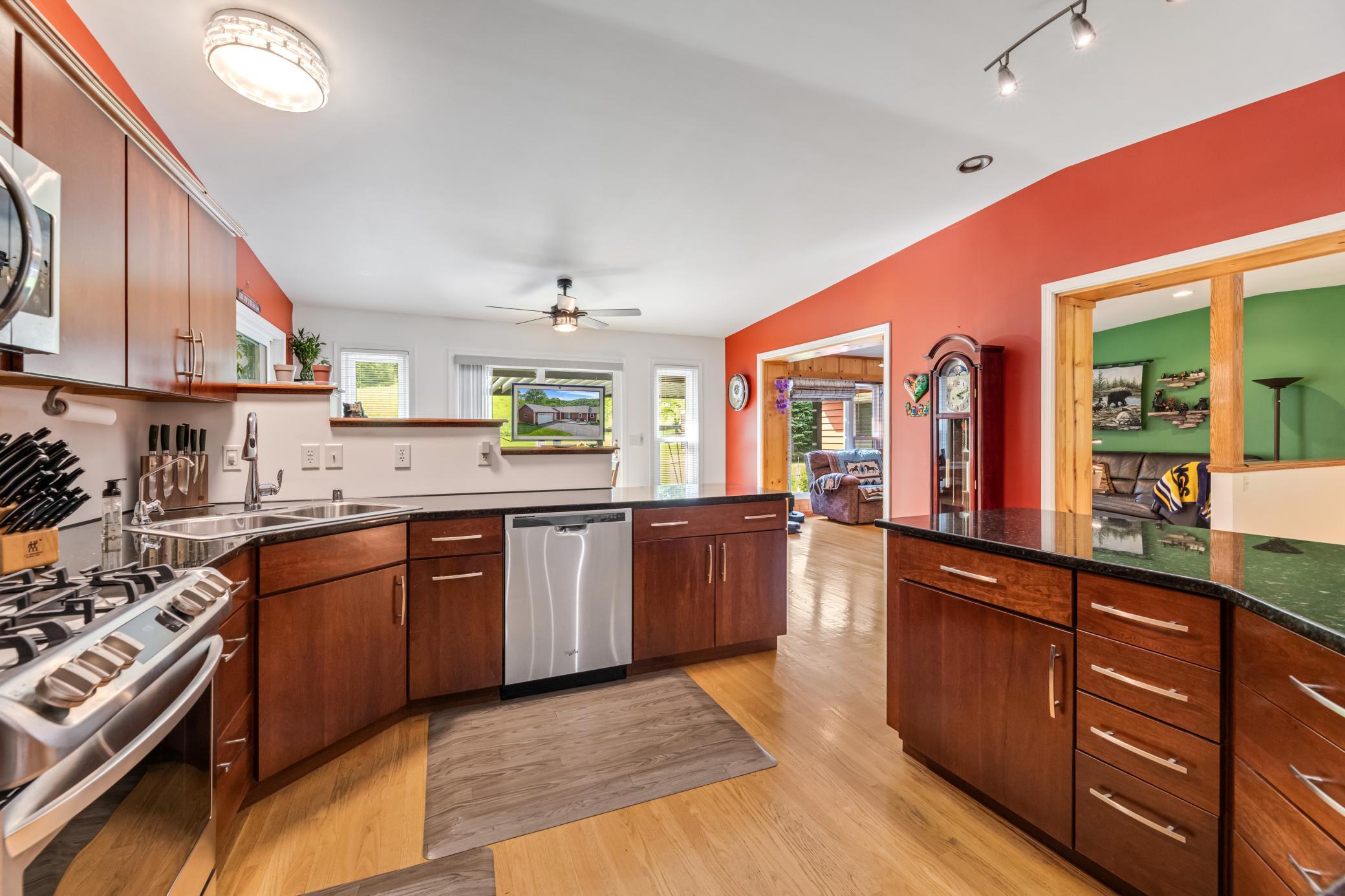 08 kitchen.jpg