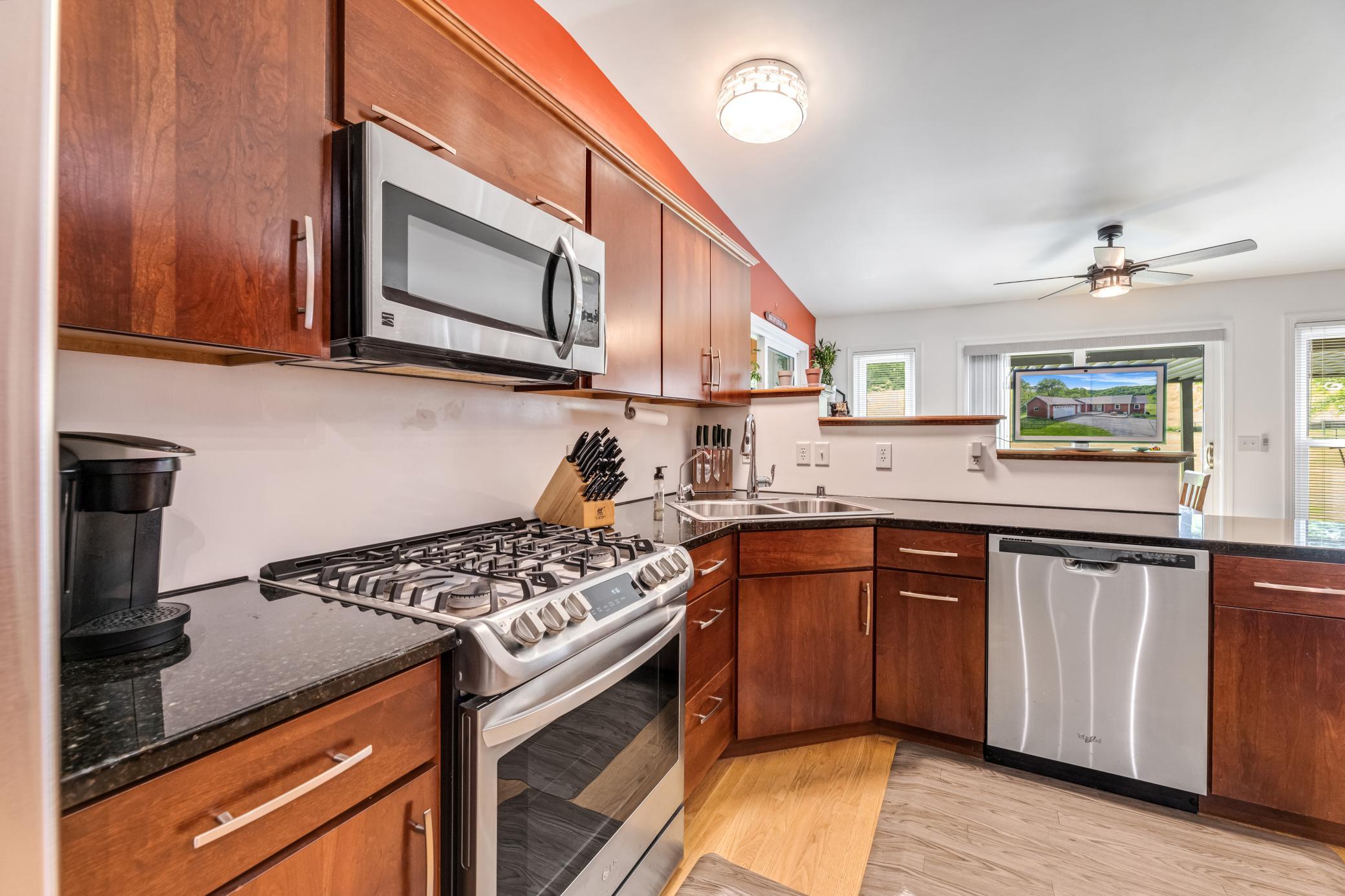 09 kitchen.jpg