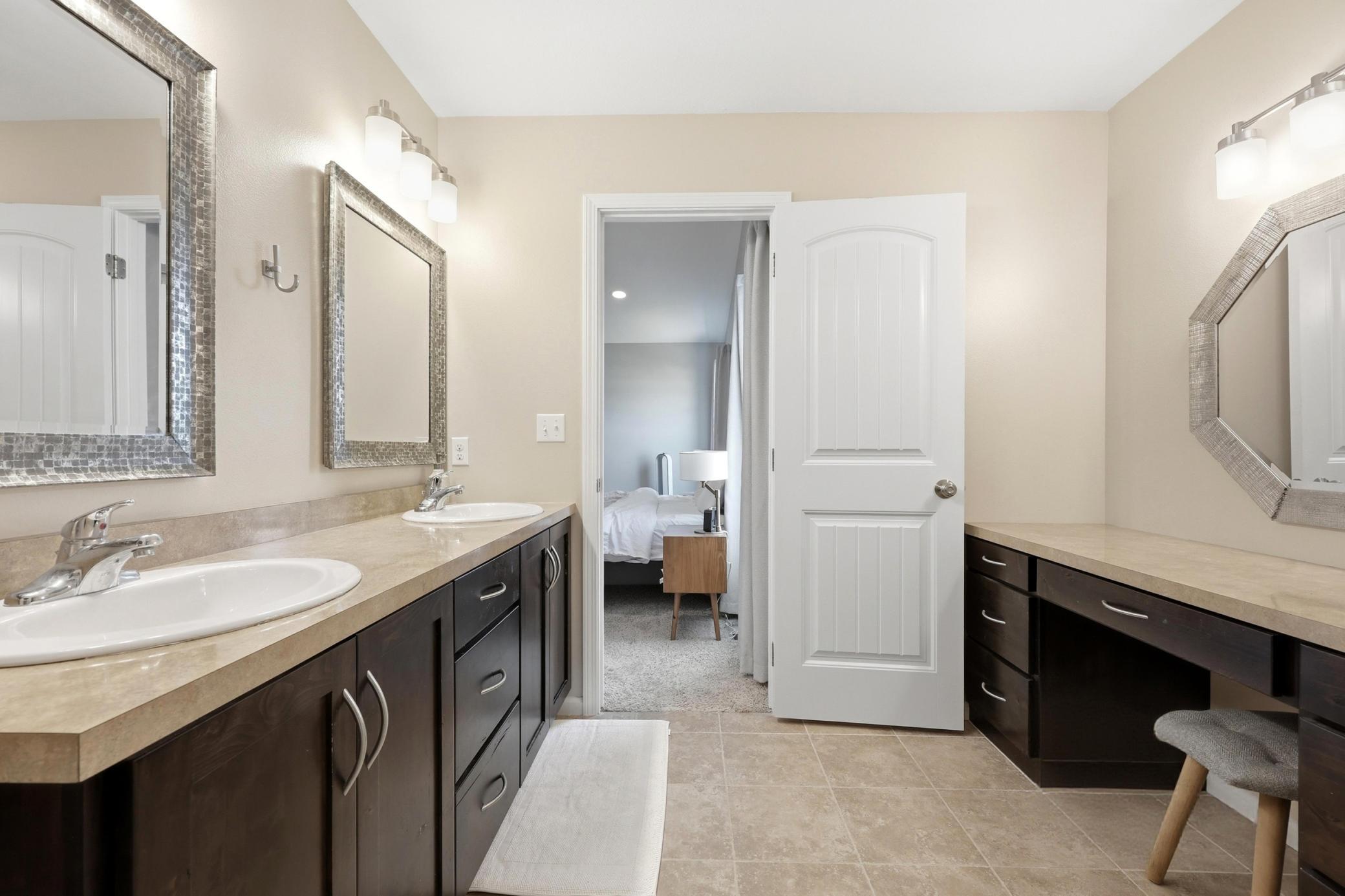 Duel sinks & extra Vanity space