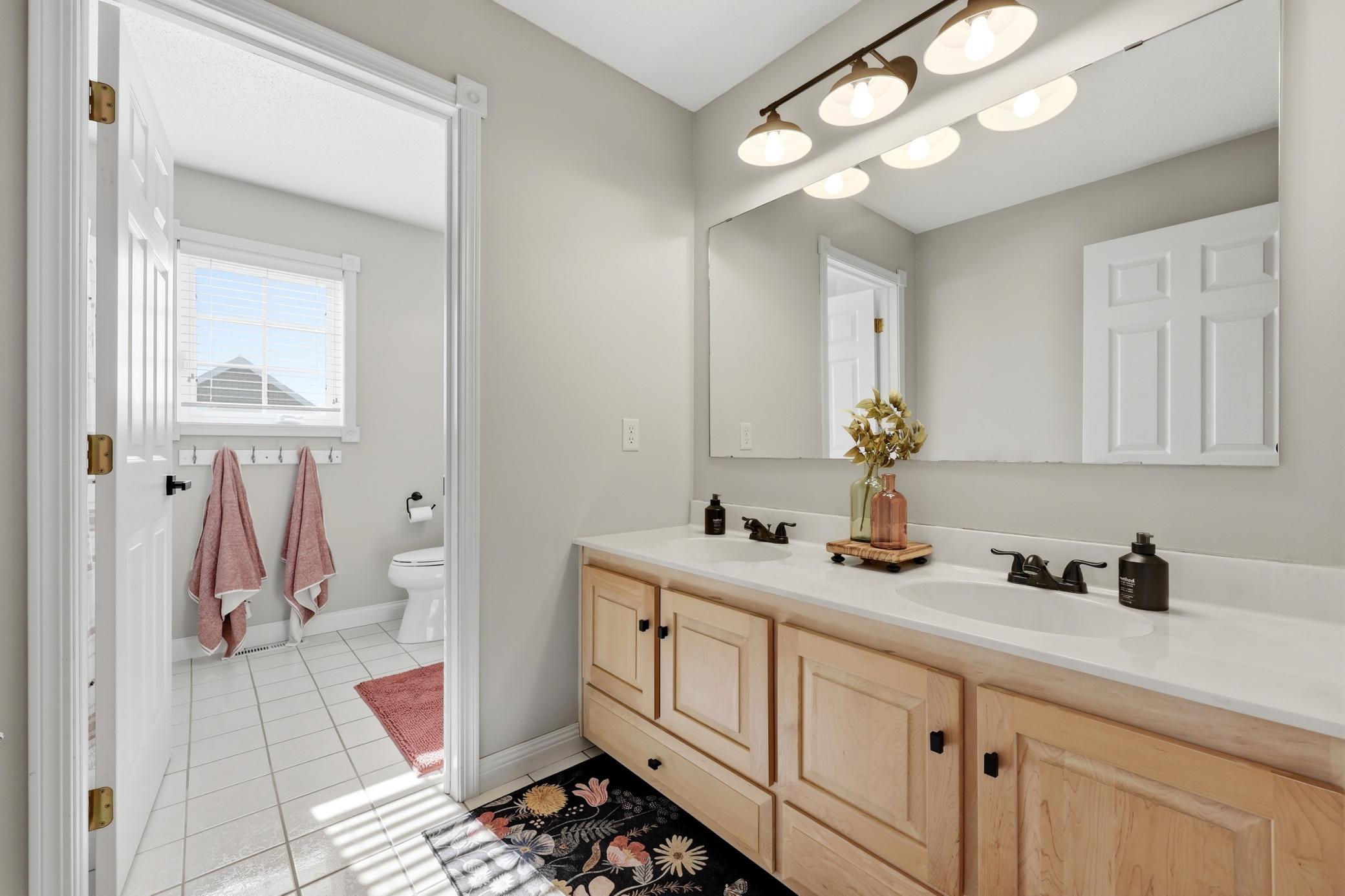 UPSTAIRS FULL BATHROOM