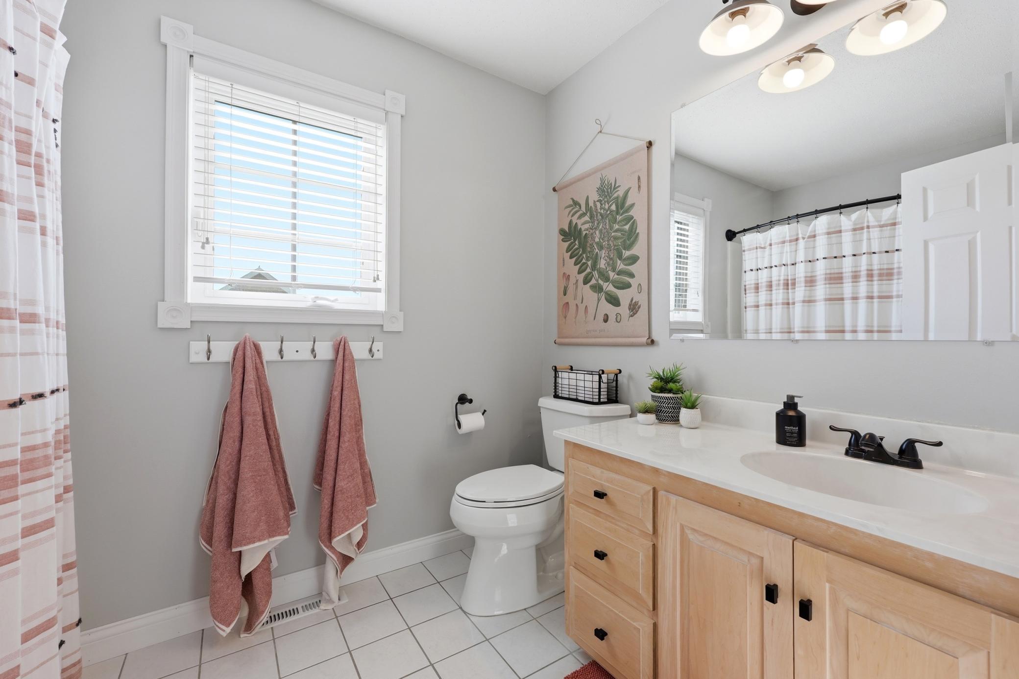 UPSTAIRS FULL BATHROOM