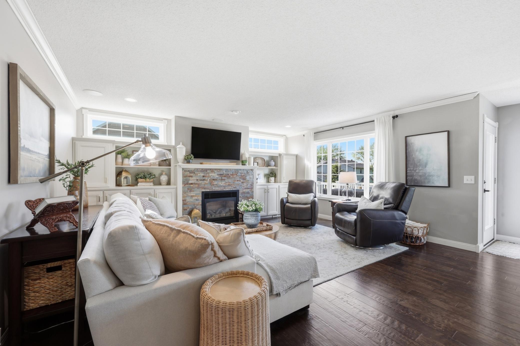 MAIN LIVING ROOM