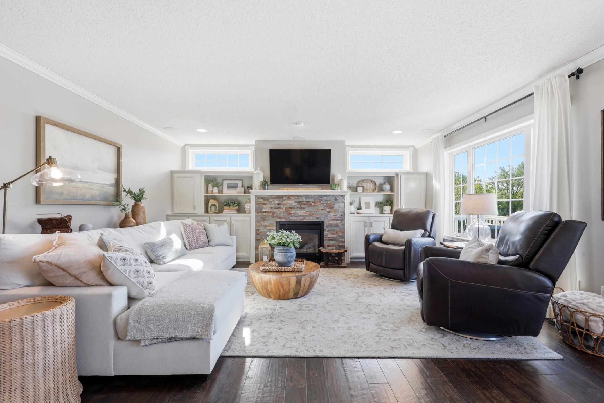 MAIN LIVING ROOM