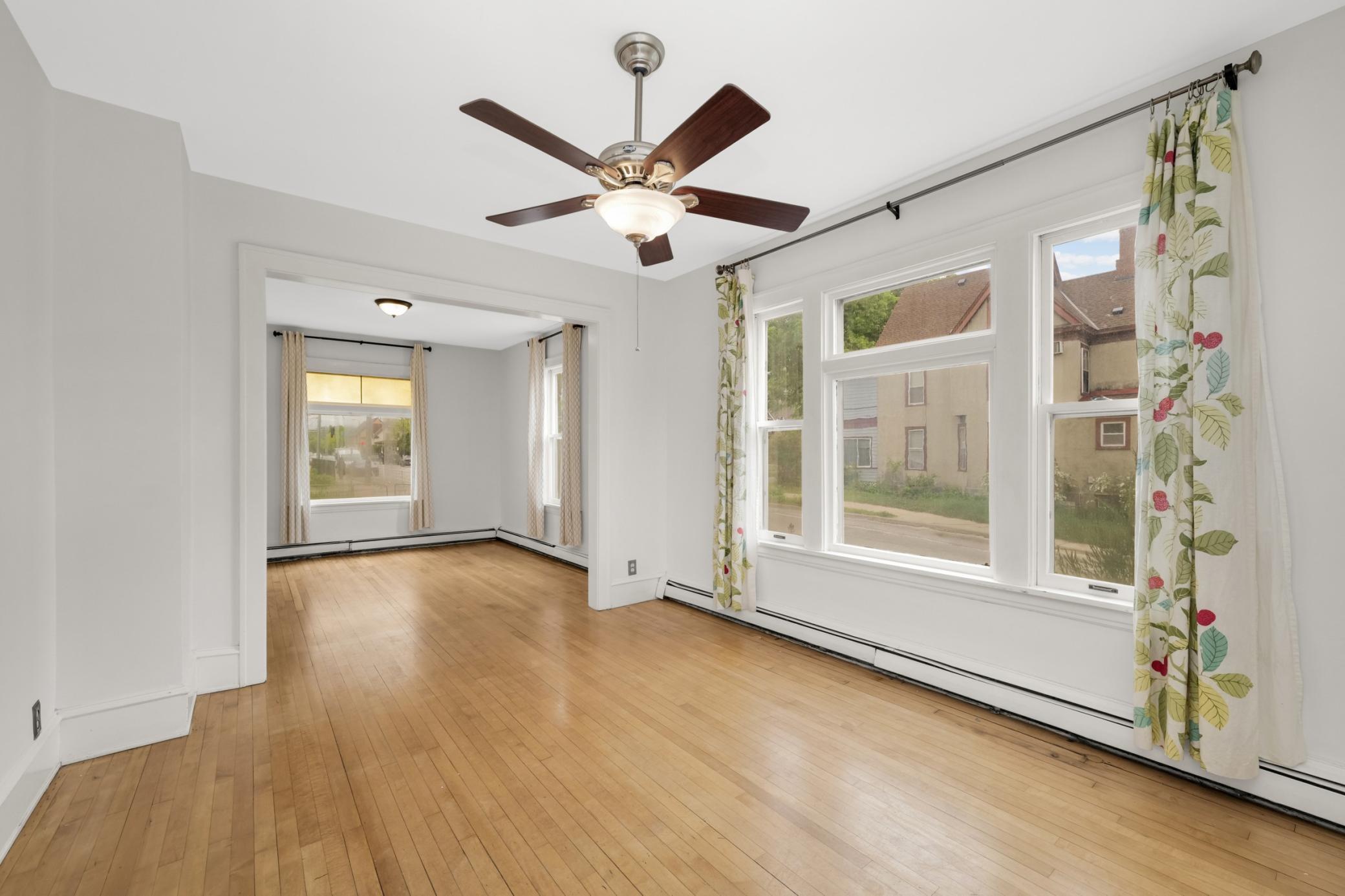 Beautiful large windows in the dining room that bring in lots of light
