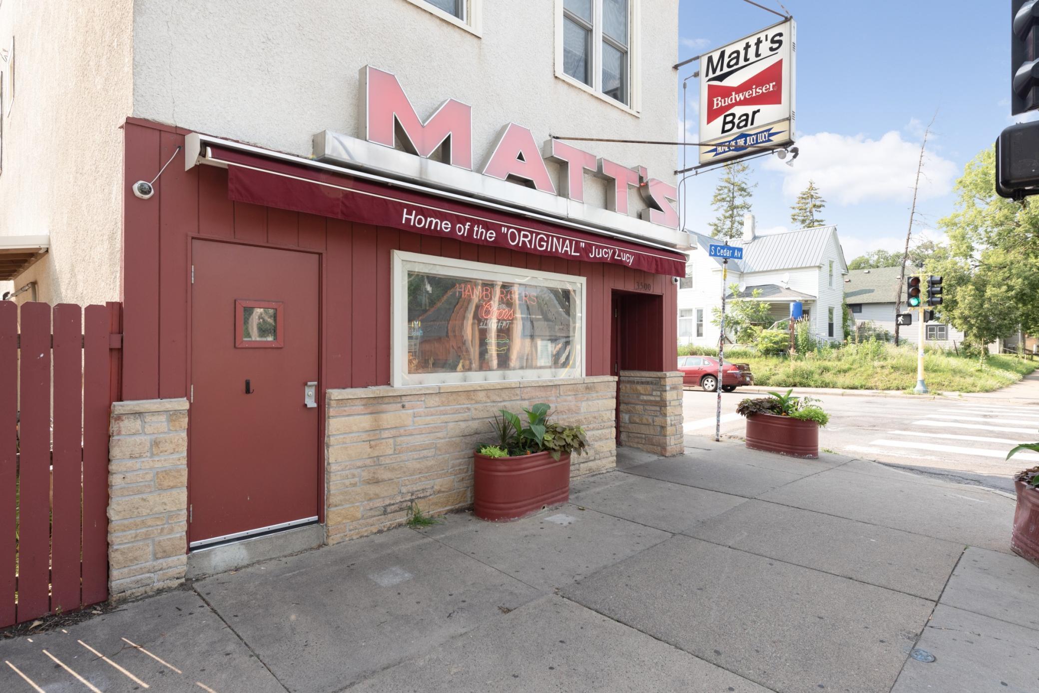 Enjoy living near fantastic neighborhood restaurants and parks