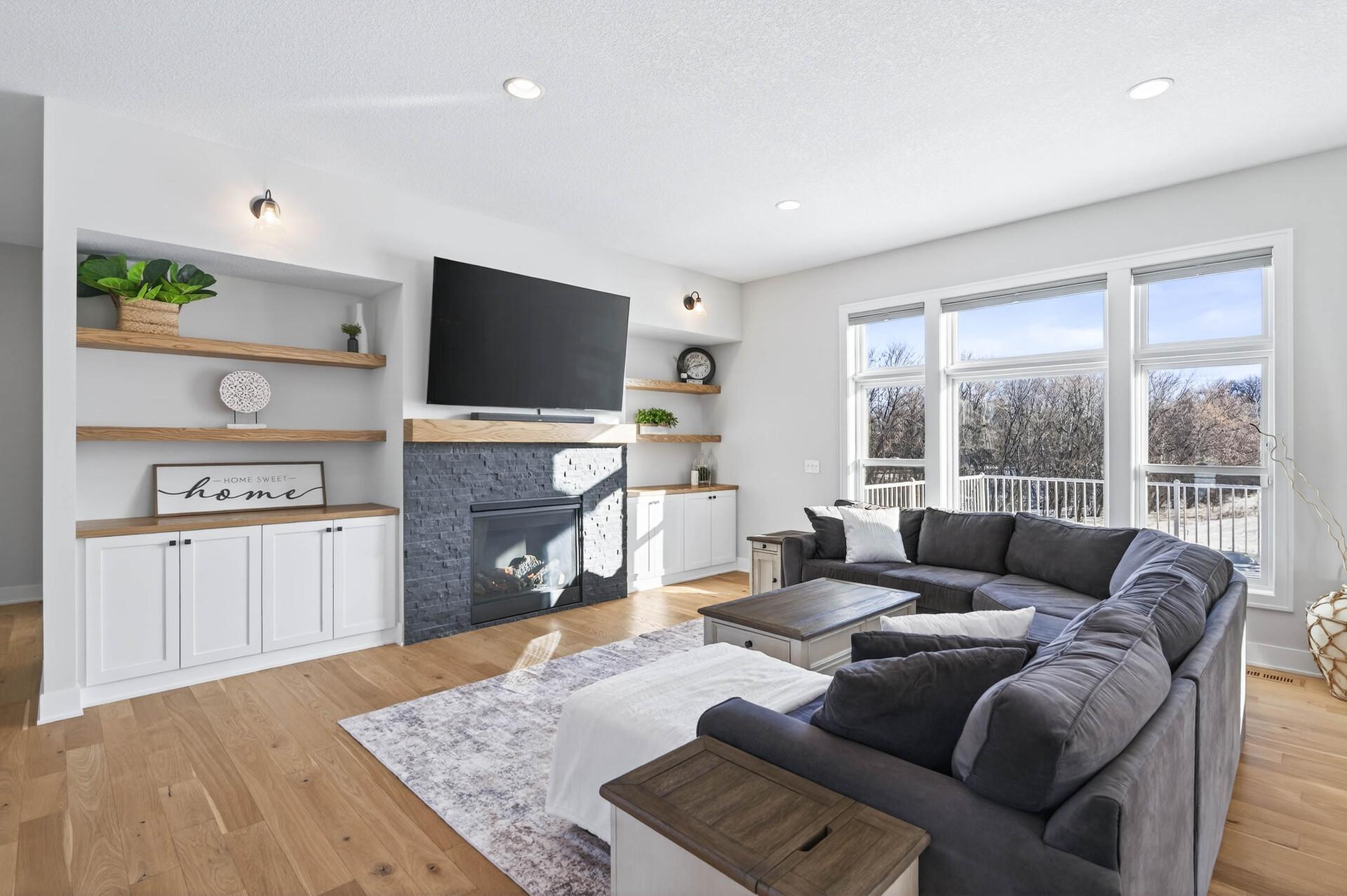 Living Room Overlooking The Beautiful Yard!