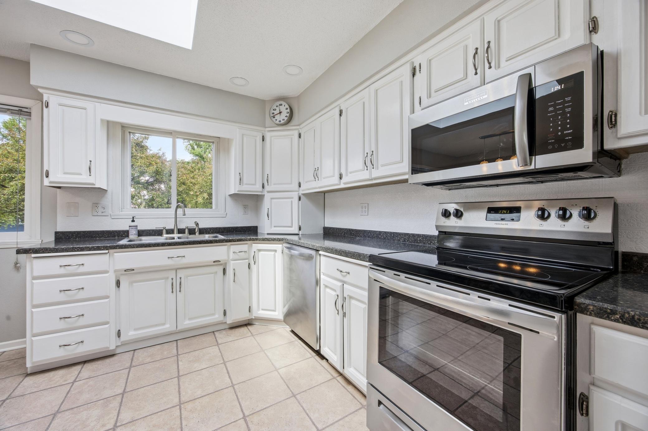 kitchen 2.jpg