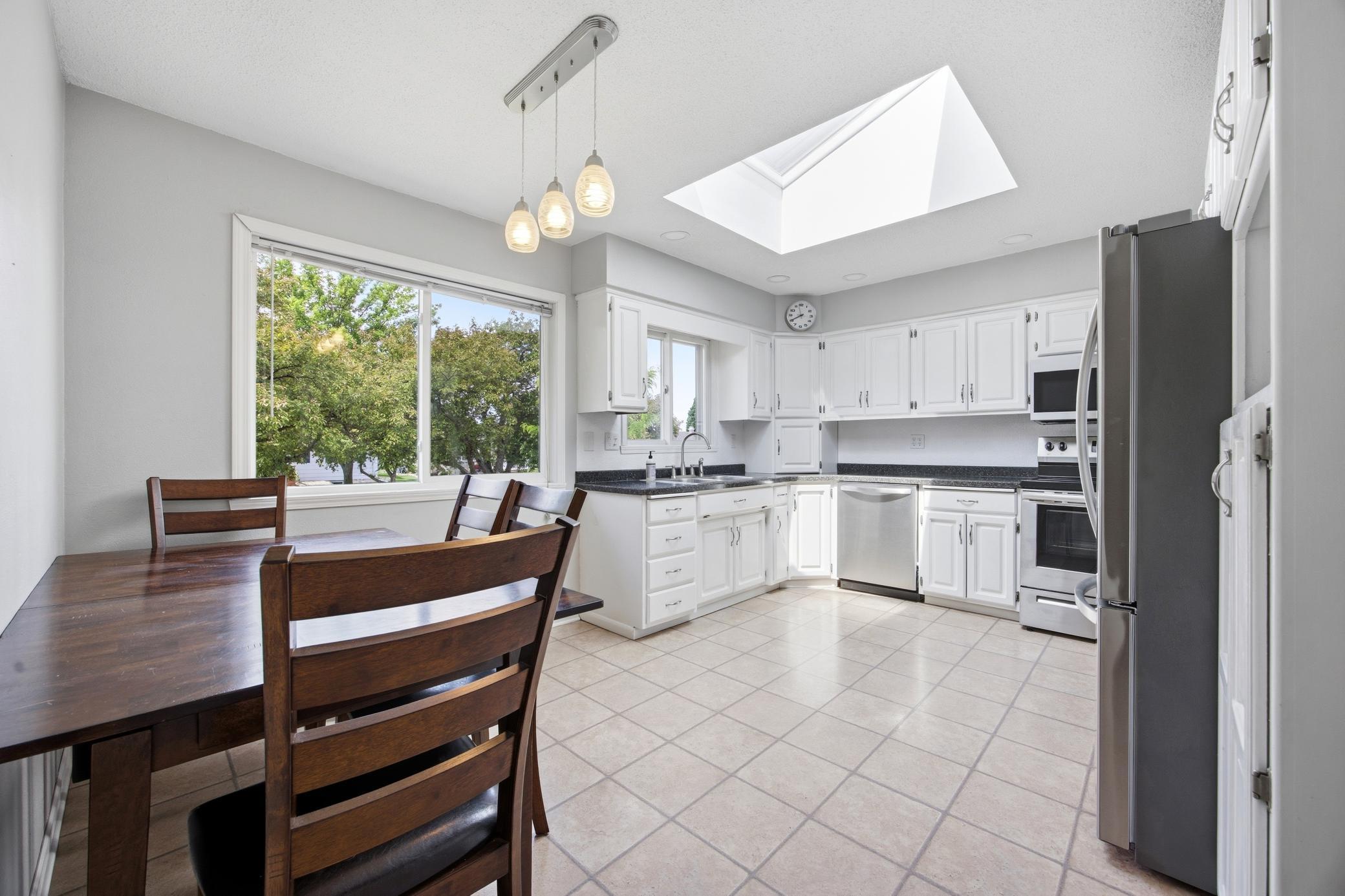 kitchen/sky light.jpg