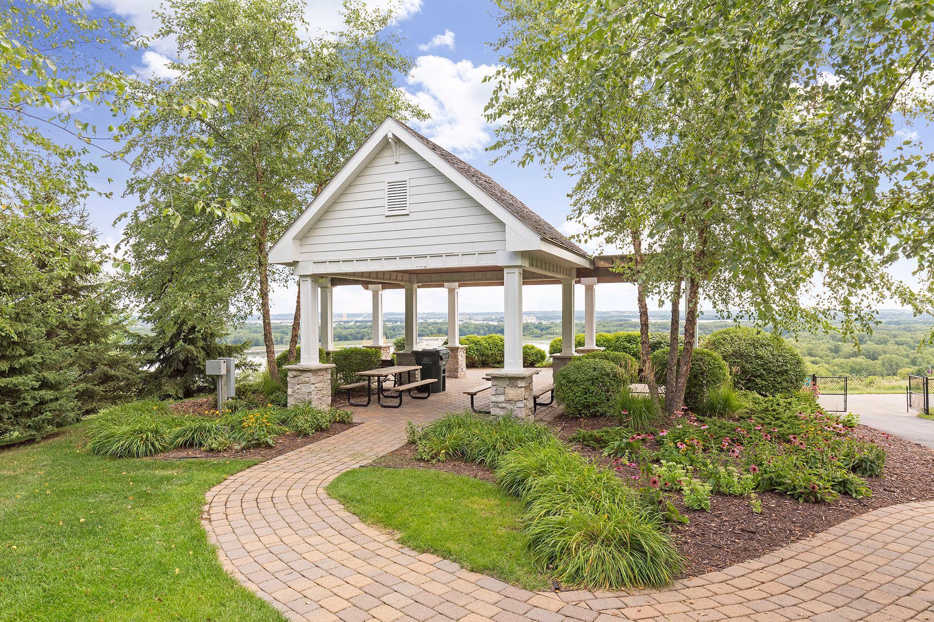 Nearby you have access to wonderful parks and views of the river bluffs