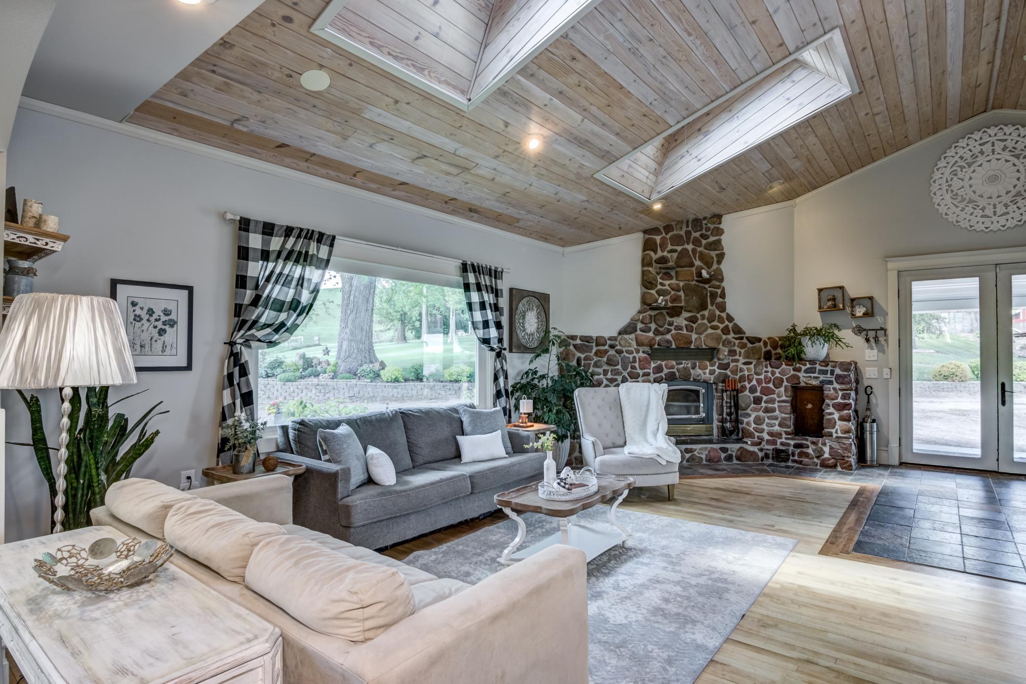 05 - Family Room-1.jpg