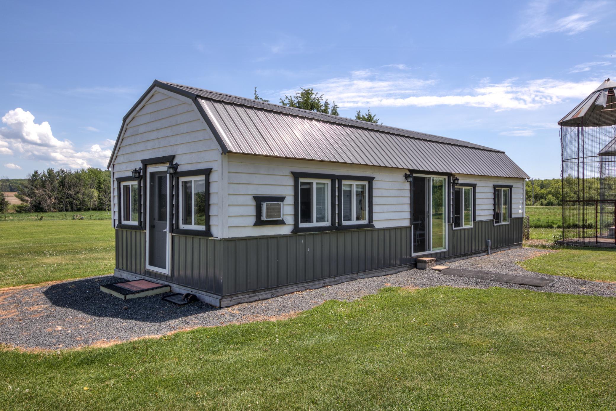18 - Outbuilding-02.jpg