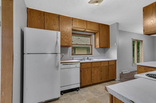 Plenty of space which allows making meal prep and storage easy.