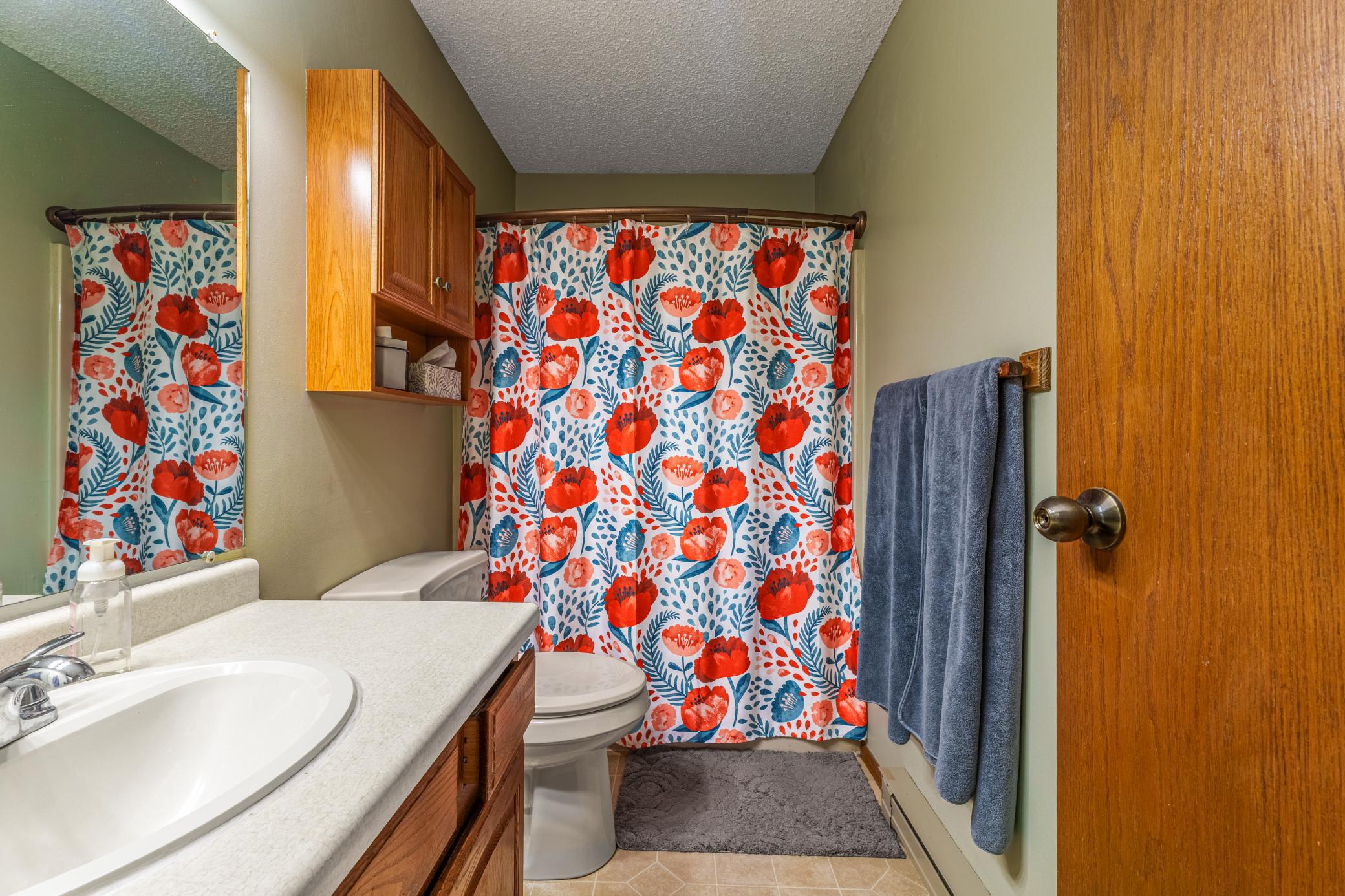 Upper Level Full Bathroom