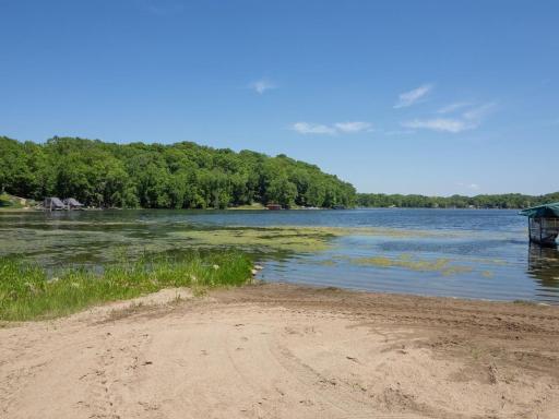 Community Shared walkable lake access; no dock at access