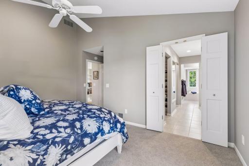 Tall ceilings and an en-suite full bathroom