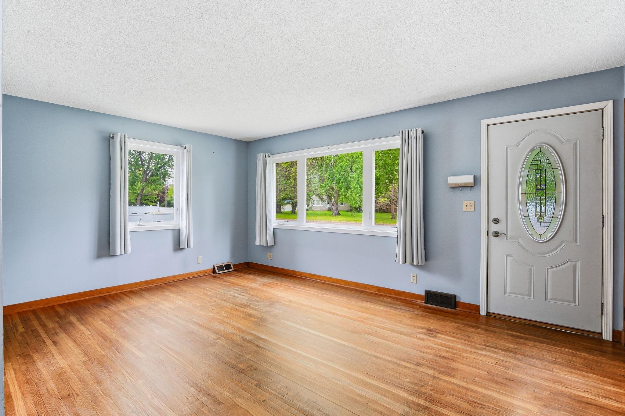 5-web-or-mls-7804-Emerson-Ave-N-05.jpg