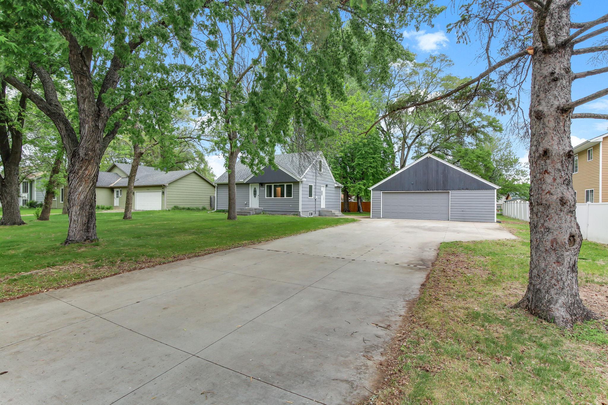 3-web-or-mls-7804-Emerson-Ave-N-03.jpg