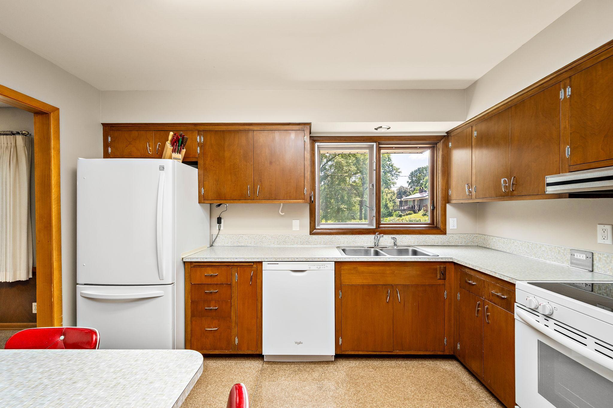 10-web-or-mls-6305-maloney-ave.jpg
