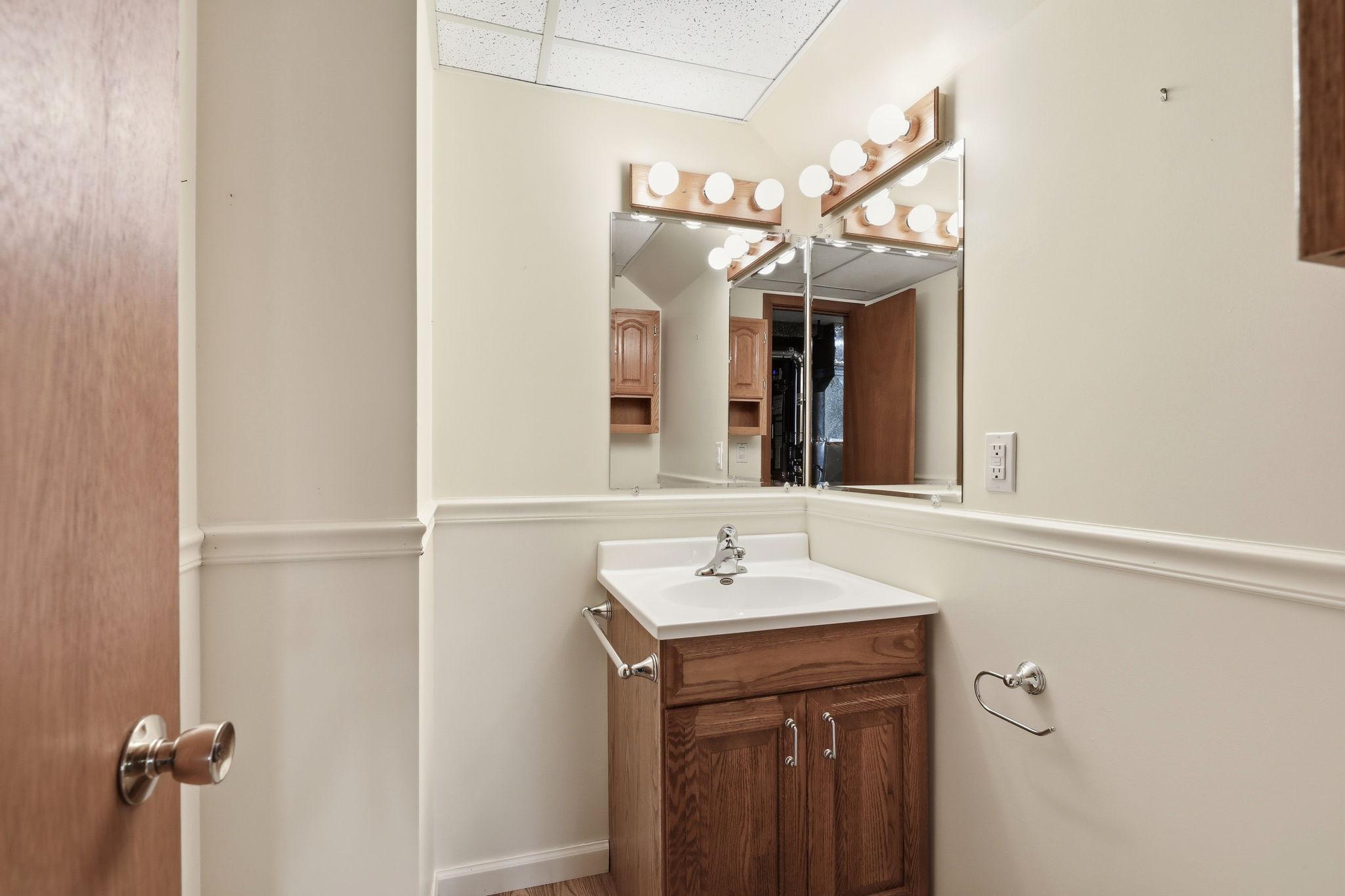 Lower level 1/2 bathroom