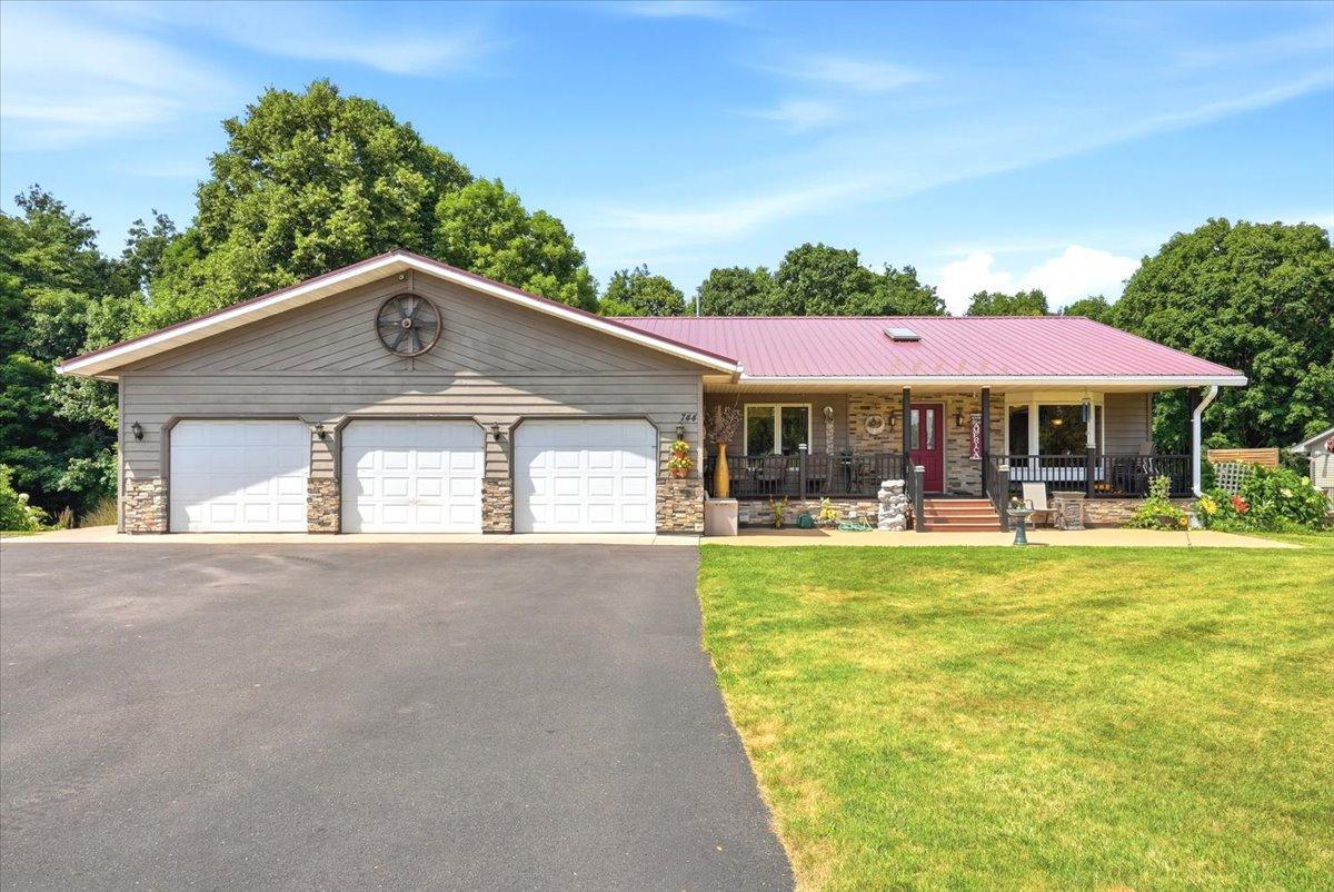 02-Front of Home.jpg