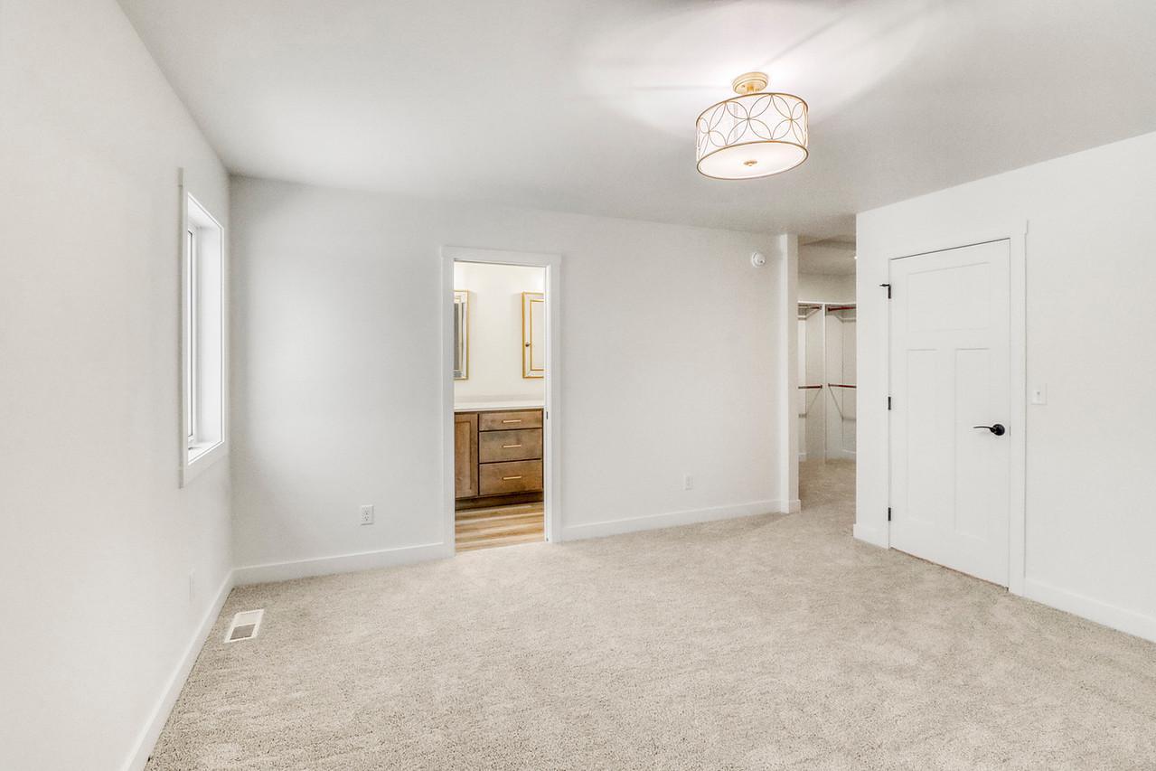 Primary w/ private bath & walk-in closet