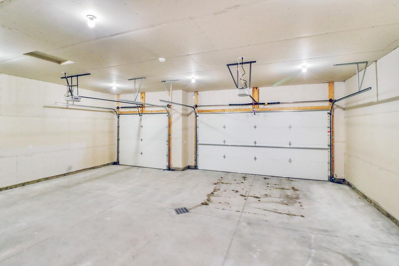 Garage w/ Floor Drain