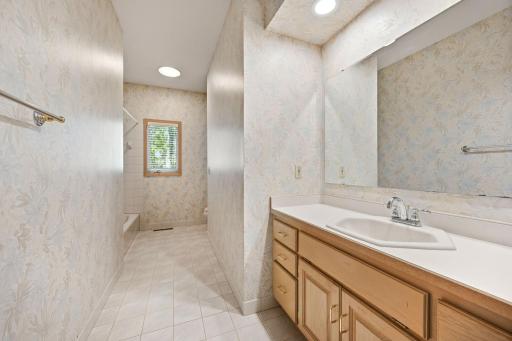 Full bathroom between main floor bedrooms