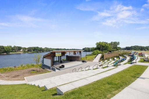 Boat to the Champlin amphitheater within 5 mins from the house and utilized the free public docks to enjoy free summer Thursday evening concerts!