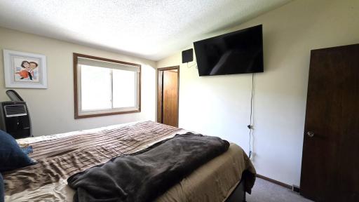 8009 Edgewood Avenue N, Brooklyn Park, MN 55445