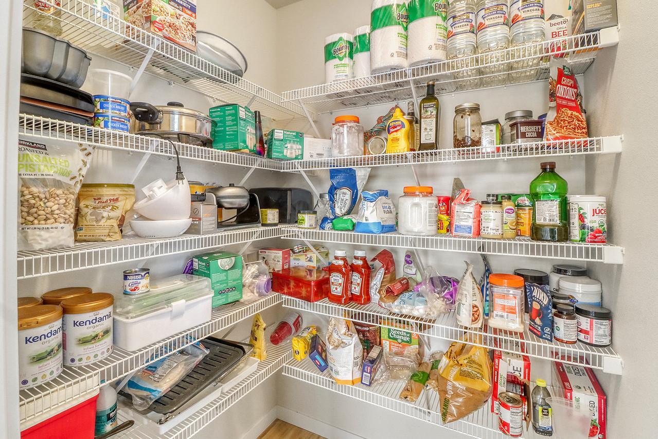 Kitchen Pantry1_1-1280.JPG