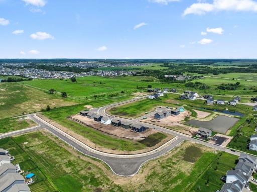 On the literal border of Woodbury, this beautiful neighborhood has a path attached to it going right to the brand new local Glacial Valley Park.