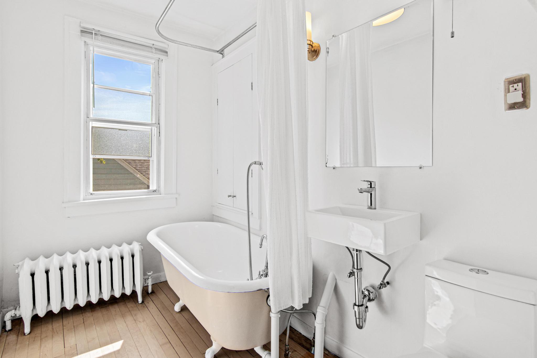 Upper Level Full Bathroom