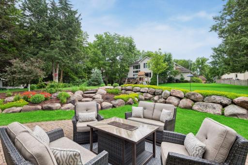 Gather around a fire table or simply sit back and relax. This is the kind of backyard youâll look forward to coming home to.